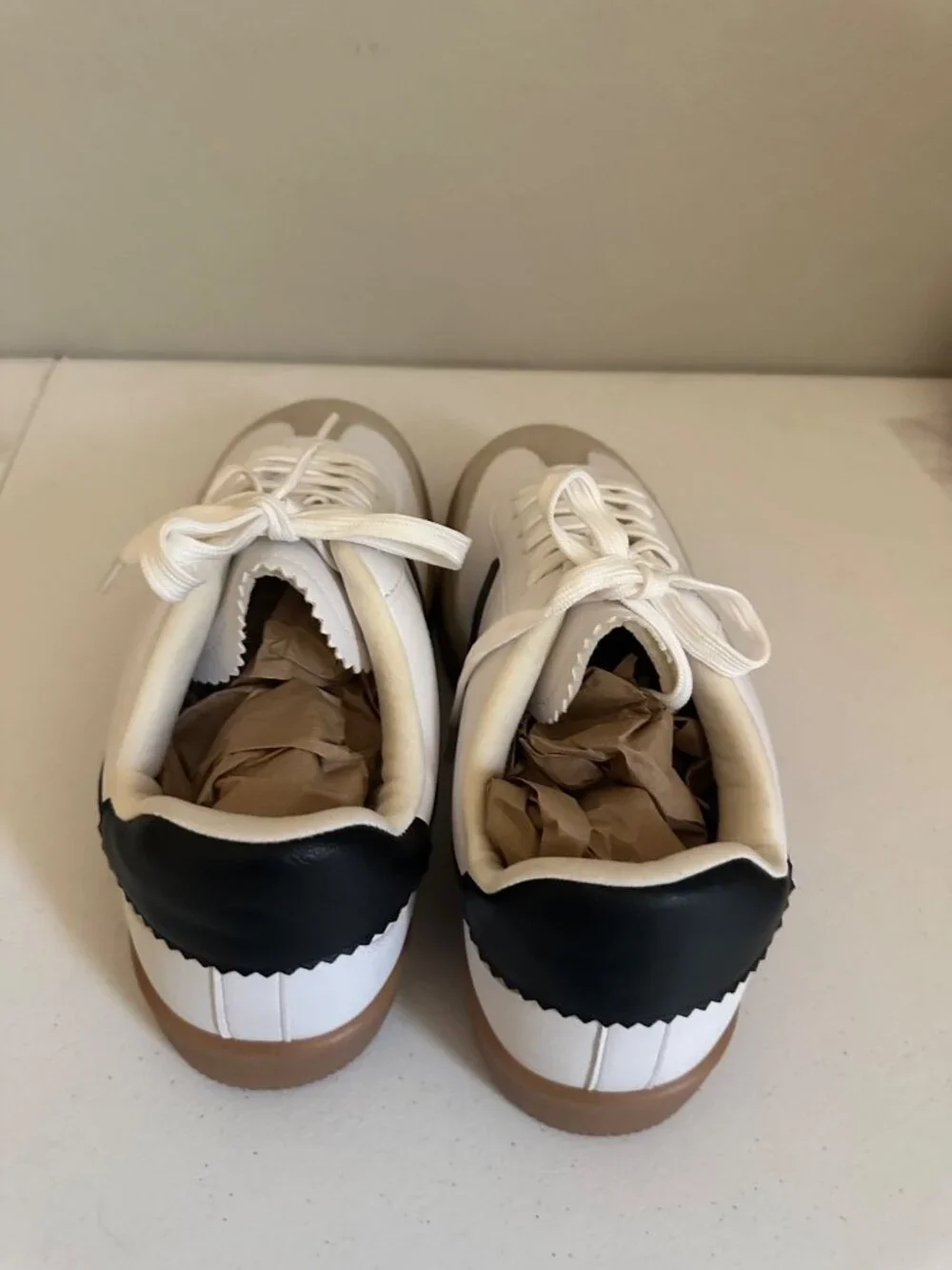 DV by Dolce Vita Voyage sneakers featuring a distinct black size 10 NWT